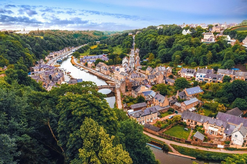 Dinan, najlepiej zachowane średniowieczne miasto w Bretanii,...