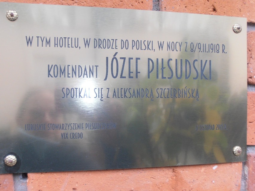 Tabliczka o pobycie marszałka Piłsudskiego na budynku hotelu Retro 