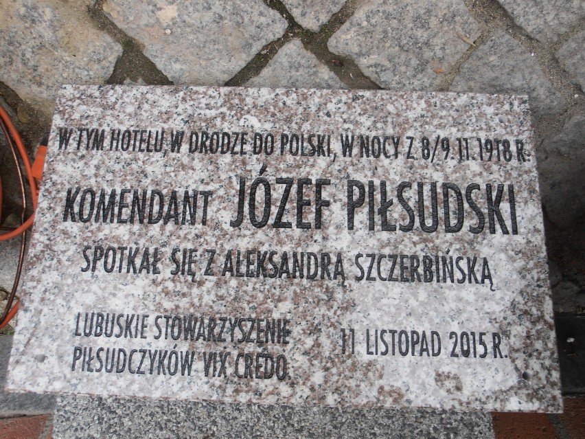 Tabliczka o pobycie marszałka Piłsudskiego na budynku hotelu Retro 