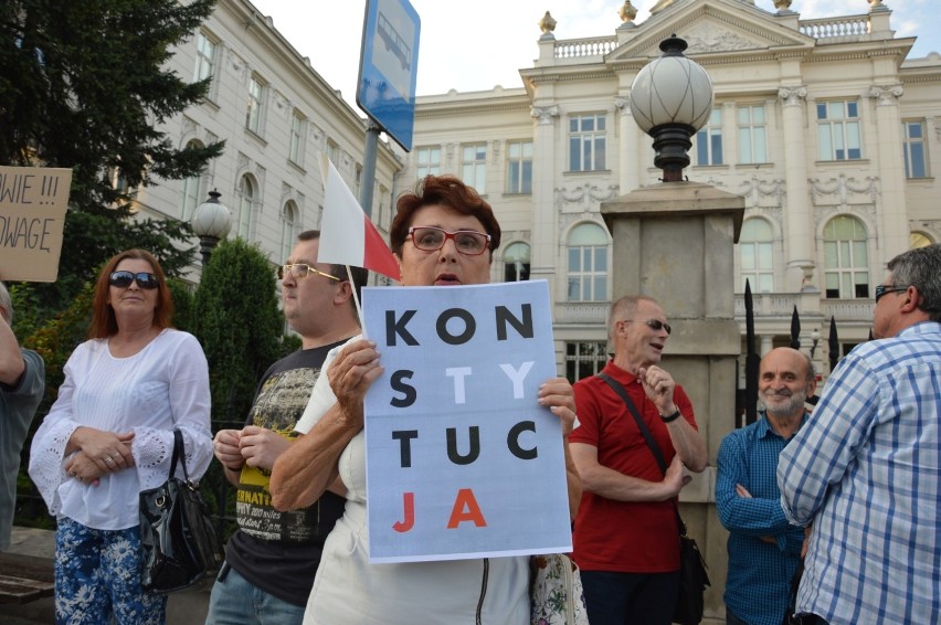 Demonstracja przed sądem w Piotrkowie. W obronie wolnych,...