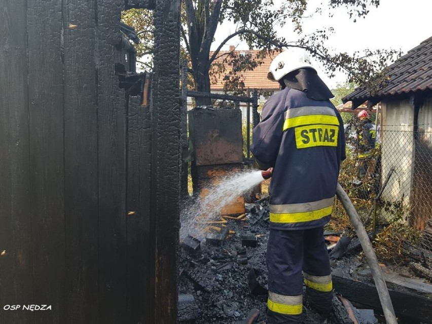 Strażacy gasili pożar w Nędzy i usuwali konar z jezdni