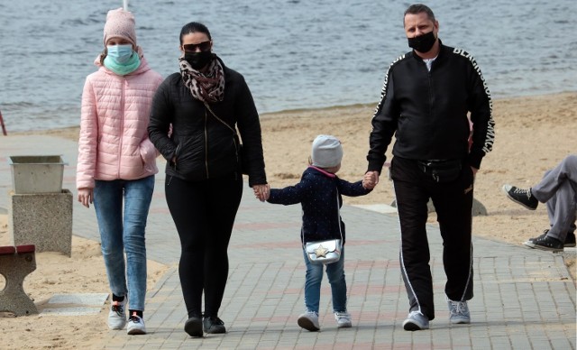 W miarę poprawy pogody, a zwłaszcza wzrostu temperatury, coraz więcej spacerowiczów pojawiało się dziś nad Jeziorem Rudnickim Wielkim, w okolicach plaży miejskiej