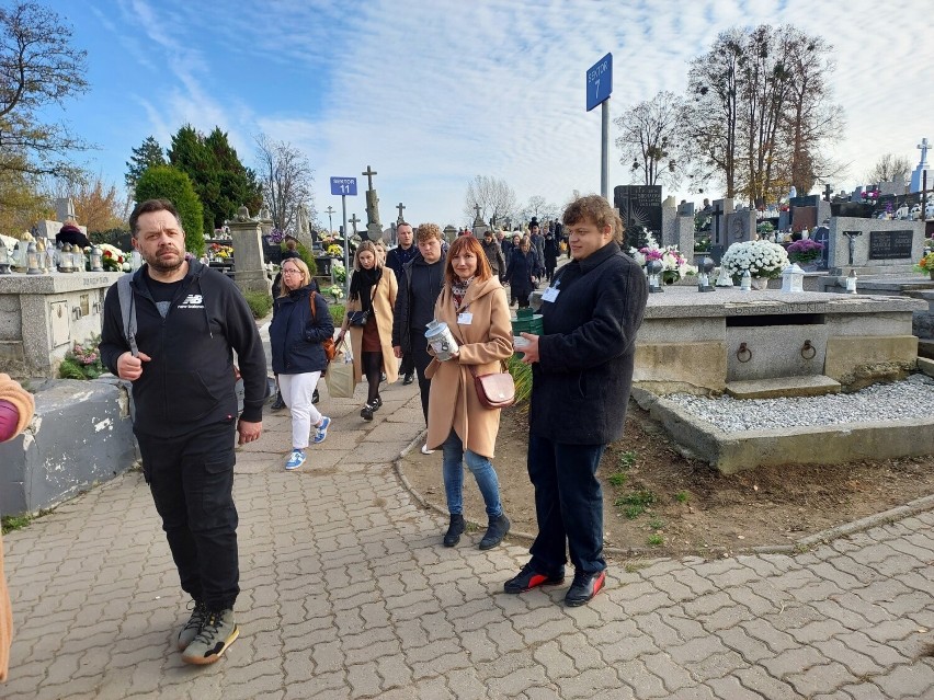 Cmentarz w Opatowie zapełniony ludźmi. Odwiedzili groby bliskich. Zobacz zdjęcia