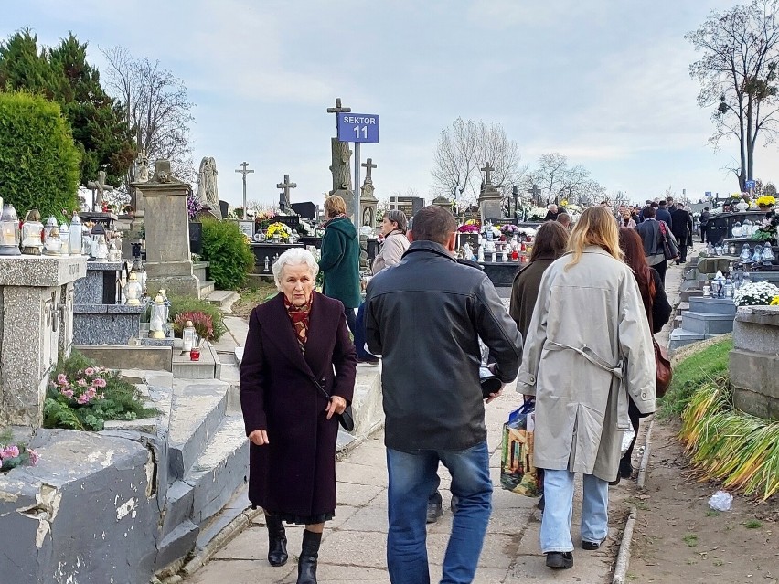 Cmentarz w Opatowie zapełniony ludźmi. Odwiedzili groby bliskich. Zobacz zdjęcia