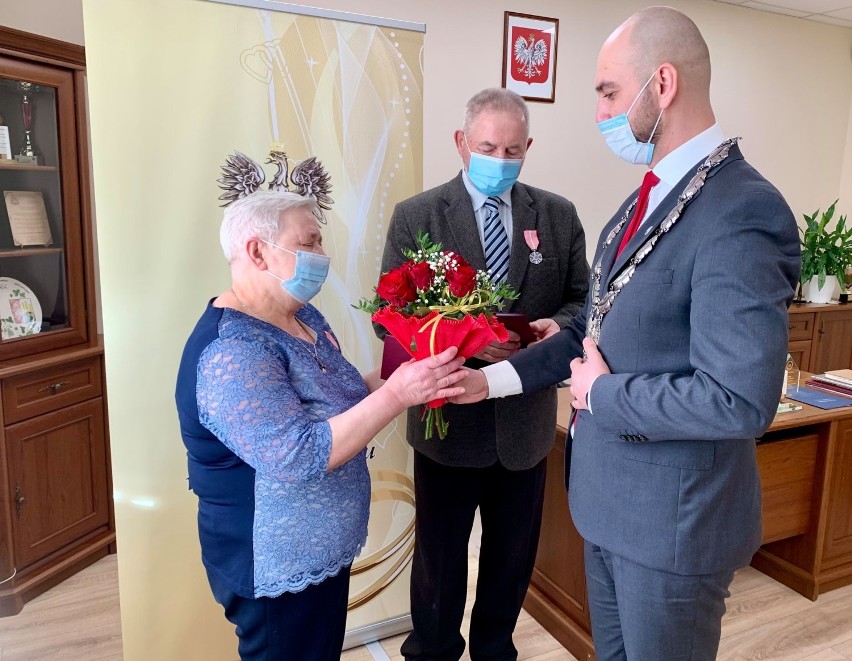 Gmina Damasławek. Osiem par świętuje 50-lecie małżeństwa. Zostały odznaczone medalami 