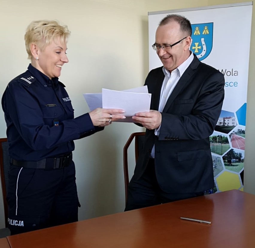 Dla bezpieczeństwa pieszych. Porozumienie policji i gminy Zduńska Wola podpisane 