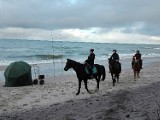 Urokliwa przejażdżka konna nad brzegiem morza w Jarosławcu ZDJĘCIA