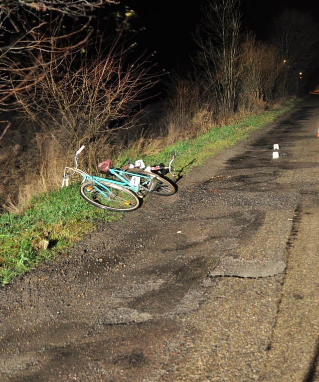 Zderzenie rowerzystów zakończyło się bardzo poważnie. 67-latka trafiła do szpitala z urazem głowy.