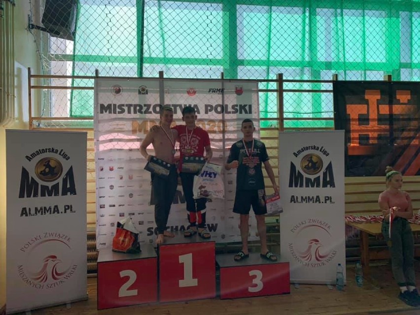 Hubert Iracki na podium Mistrzostw Polski MMA