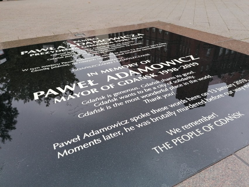 Zniszczono tablicę pamięci Pawła Adamowicza! Namalowano na niej celtycki krzyż. Policja zatrzymała młodą kobietę