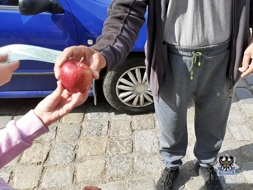 Uczniowie z policjantami wręczali kierowcom jabłko lub cytrynę