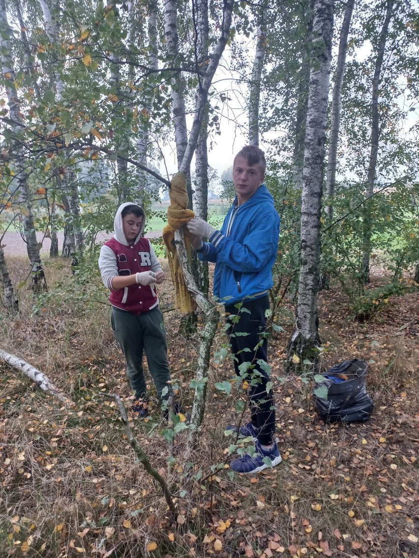 Młodzież z kółka Help Animals sprzątała las przy Plantach