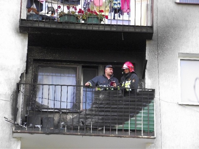 W wieżowcu przy ul. Jastrzębiej w Lubinie wybuchł pożar. Spalił się cały balkon. Świadkowie mówią, że słyszeli wcześniej dwa głośne huki