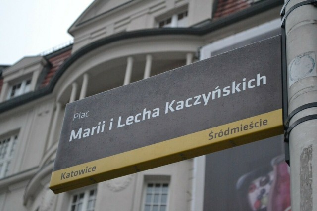 Tabliczki powieszone na placu przez służby wojewody śląskiego Jarosława Wieczorka w 2024