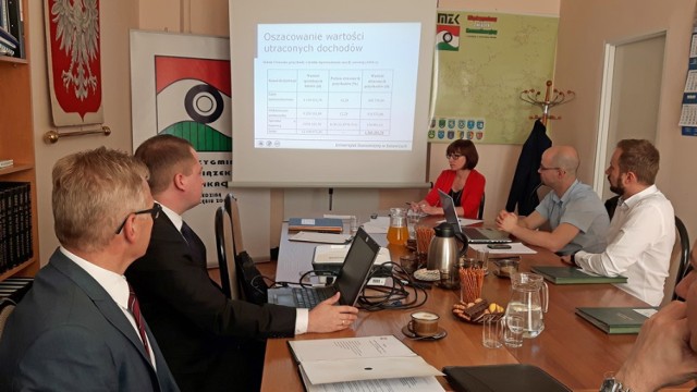 Grzegorz Krawczyk z Uniwersytetu Śląskiego w Katowicach prezentuje opracowanie określające wysokość rekompensaty za utracone dochody z biletów w Jastrzębiu-Zdroju.