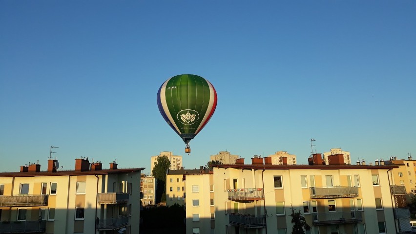 Balon Uniwersytetu Śląskiego leciał nisko nad Chorzowem....