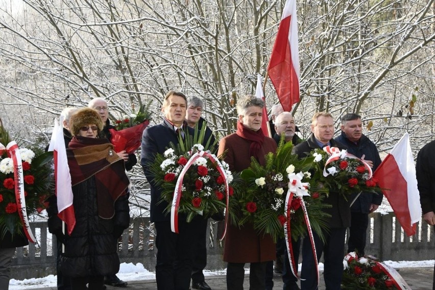Przed aresztem śledczym na Piaskach w Kielcach przypomniano ofiary stanu wojennego [ZDJĘCIA] 