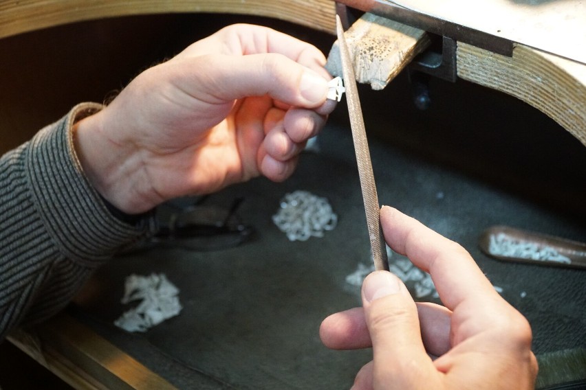Od ponad 40 lat wytwarza biżuterię na zamówienie. Przetapia złoto i naprawia zerwane łańcuszki. O swojej pracy opowiada Halszka Chodur 