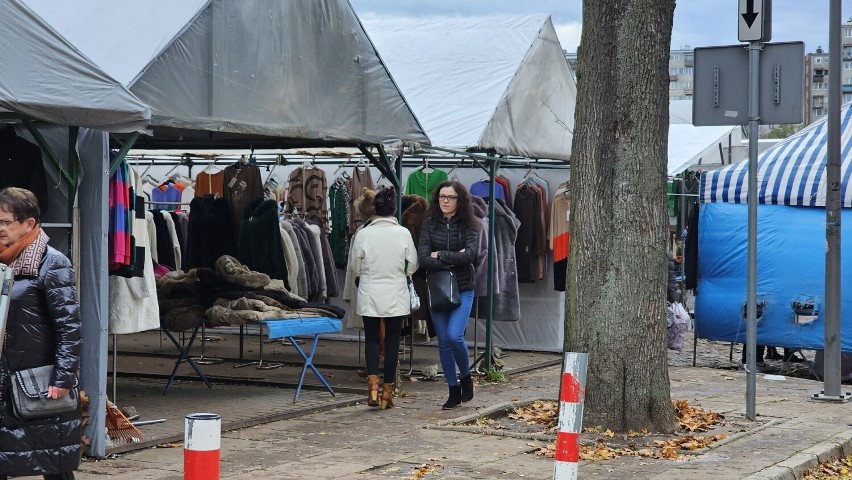 Wielu ludzi na bazarach w Kielcach w piątek 3 listopada. Co kupowali? Zobacz zdjęcia