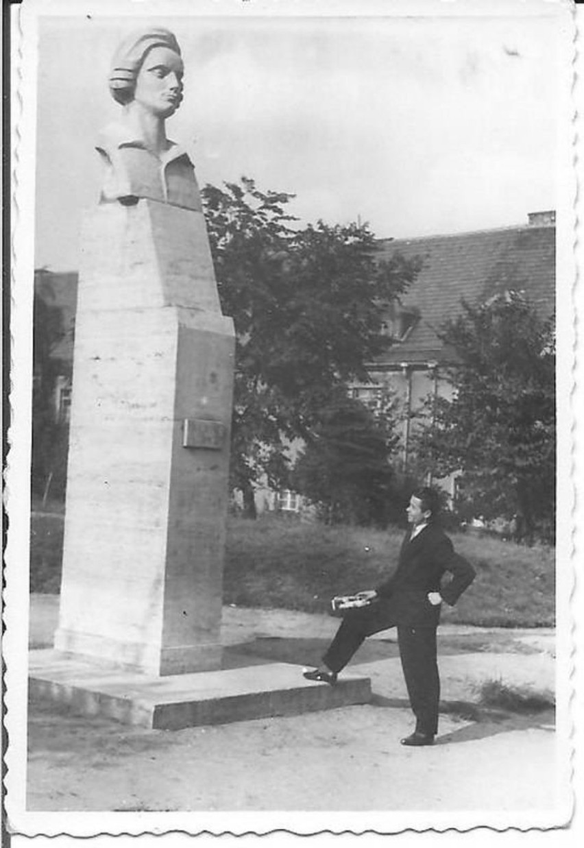 Lata 60. XX wieku. Pomnik Juliusza Słowackiego w rejonie...