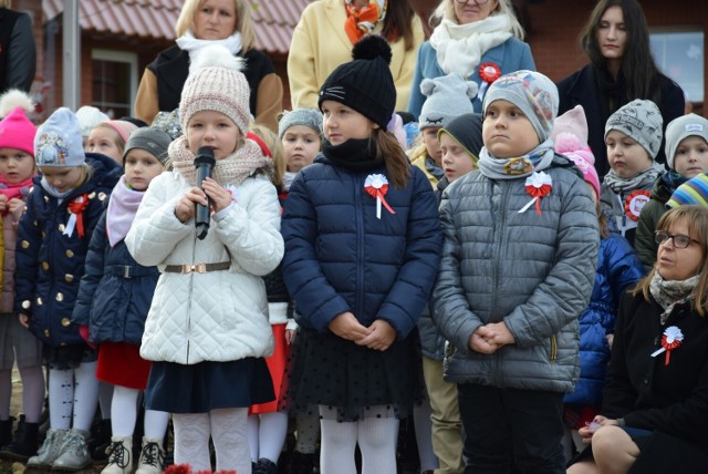 Podniosłą uroczystość wciągniecia flagi Polski na nowy maszt na skwerze GP nr 1 w Sępólnie uświetniły występy dzieci.