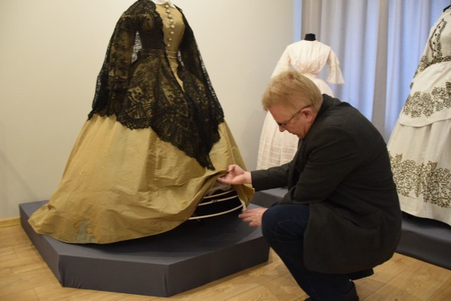 Zajrzeć pod spódnicę sprzed wieku? Dr Tomasz Andrzejewski pokazał nam konstrukcję dawnych sukien