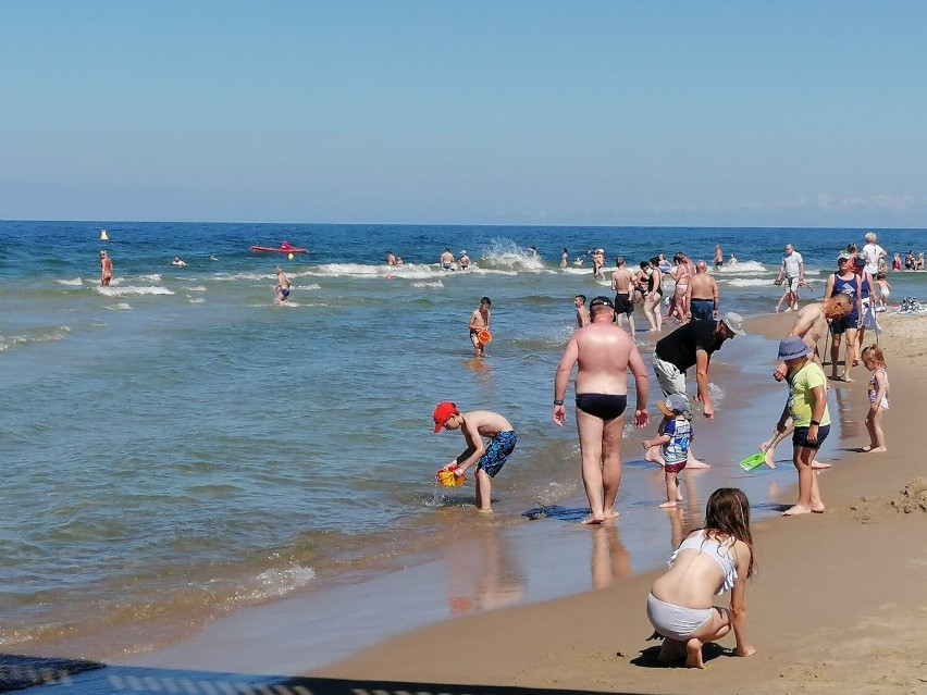 Tłumy plażowiczów w Kołobrzegu. Tak wygląda początek wakacji [ZDJĘCIA]