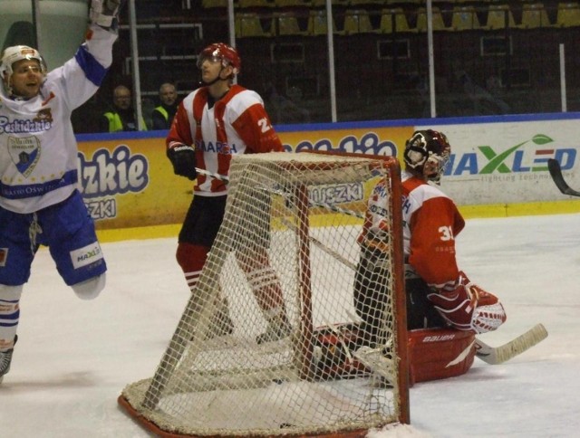 W Krakowie kibice mieli przedsmak tego, co będzie się działo w małopolskim ćwierćfinale play-off. Już trzy dni po zakończeniu fazy zasadniczej Cracovia podejmie Aksam Unię Oświęcim. W ostatnim meczu fazy zasadniczej najwięcej powodów do radości miał Peter Tabaczek (z lewej), autor dwóch goli dla oświęcimian.