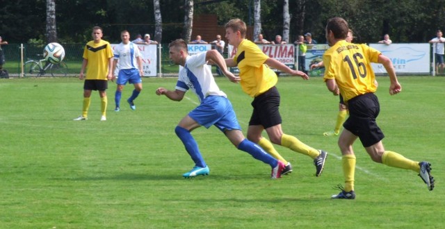 Przemysław Dudzic (niebieska koszulka) uratował remis dla Niwy Nowa Wieś w Libiążu w meczu przeciwko miejscowemu Górnikowi.