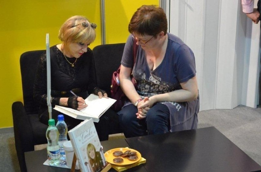 Krystyna Sienkiewicz podpisywała swoją książkę "Cacko"...