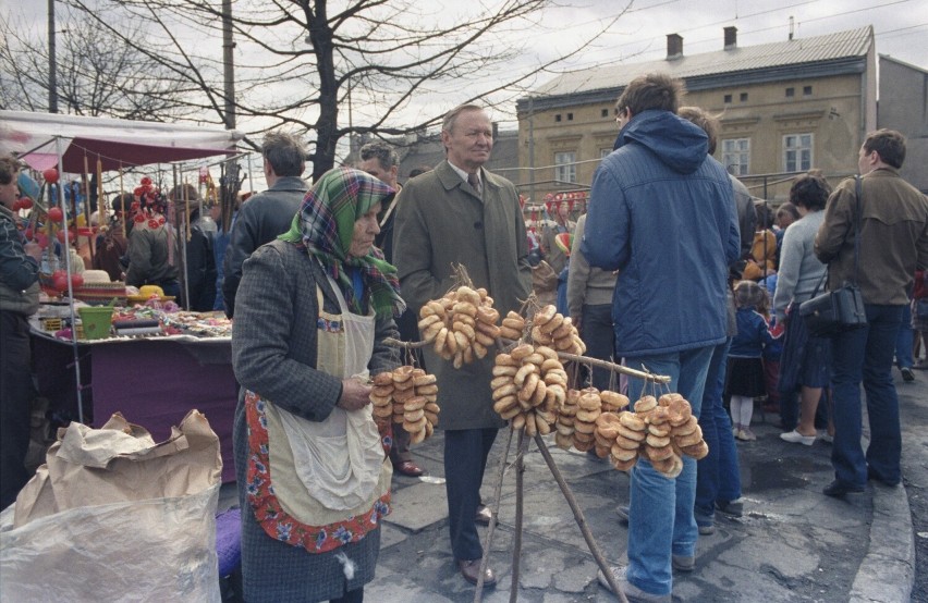 Emaus, odpustowe kramy przy kościele Najświętszego Salwatora...