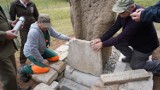 Kapsuła czasu pod Kamiennym Wacławem. Obelisk znalazł nową siedzibę, a teraz "przypilnuje" skarbów - dla potomnych ZDJĘCIA, FILM