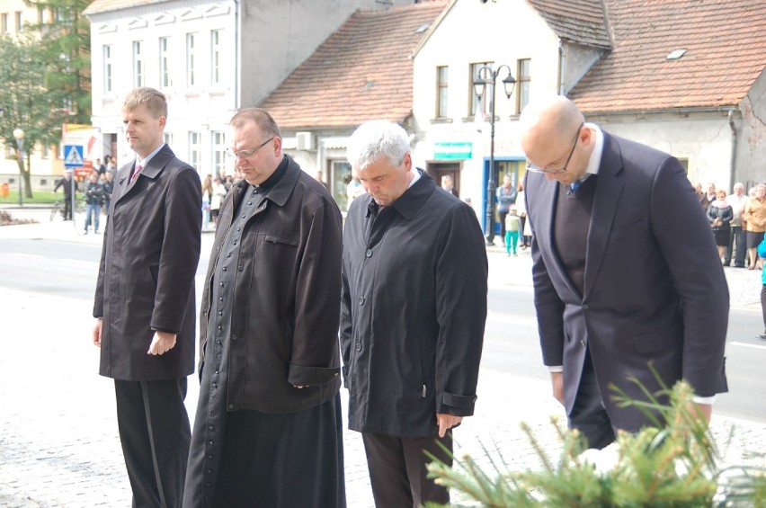 Trzeci Maja w Zbąszyniu. Obchody pod pomnikiem. ZDJĘCIA I...