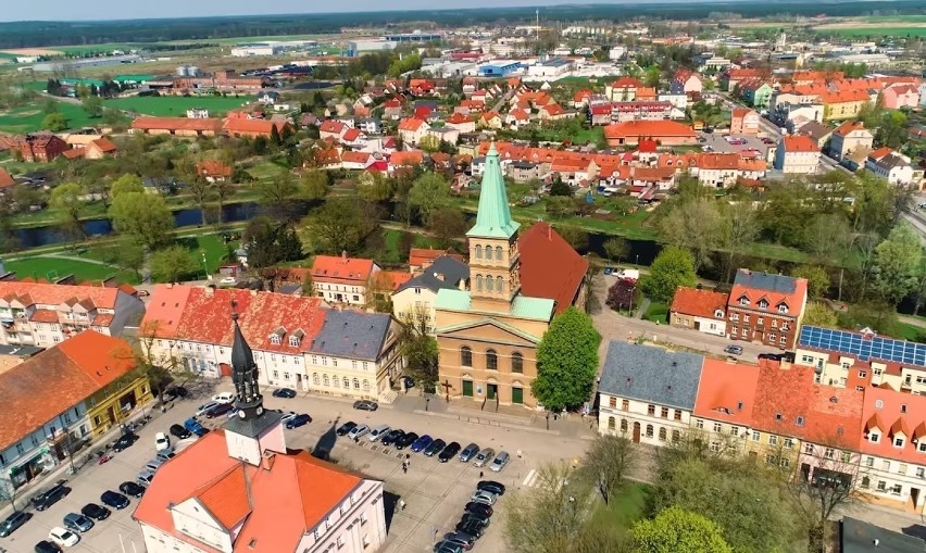 W miejsce wyciętych kasztanów koło kościoła zasadzone nowe...