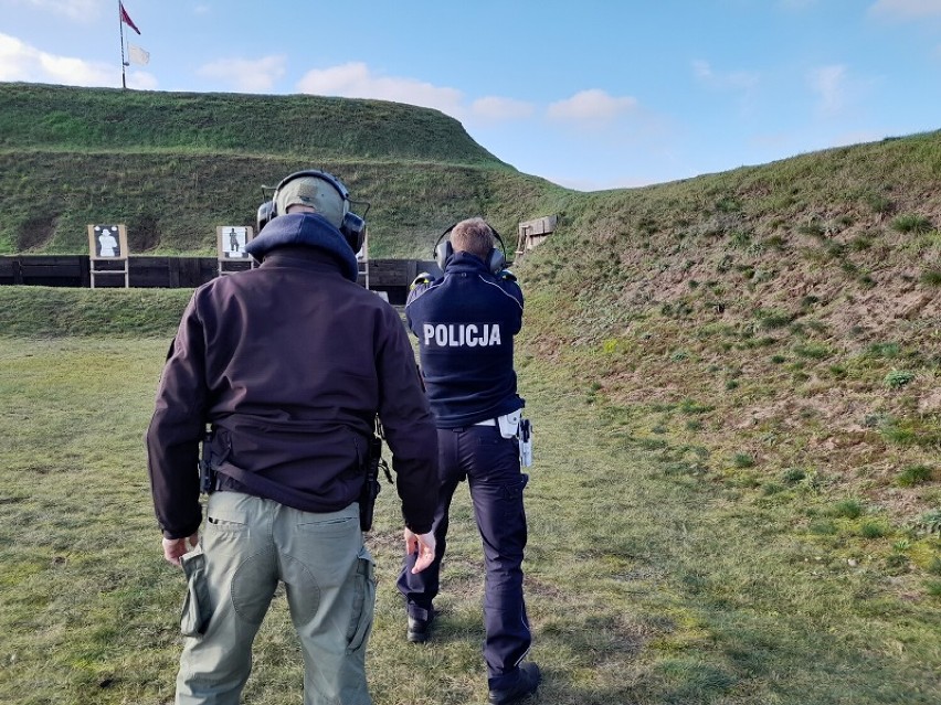 Lęborscy policjanci ćwiczyli na strzelnicy pod okiem instruktorów