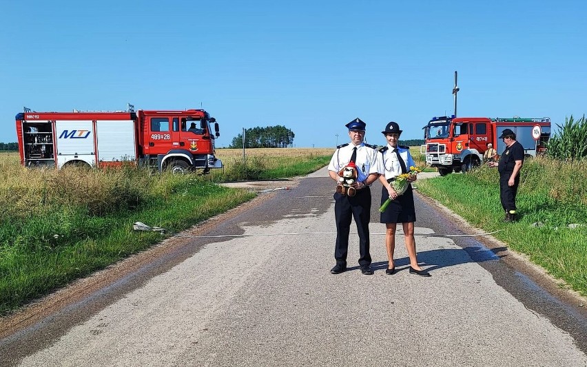 Druh Karol się ożenił! Gdy jechał do panny młodej, koledzy z remizy zrobili mu tradycyjną bramę