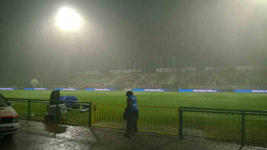 Mecz Widzew - Piast przerwany przez deszcz
