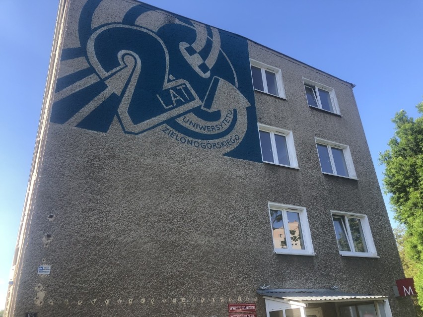 Narodzony mural na budynku UZ przy al. Wojska Polskiego 65...