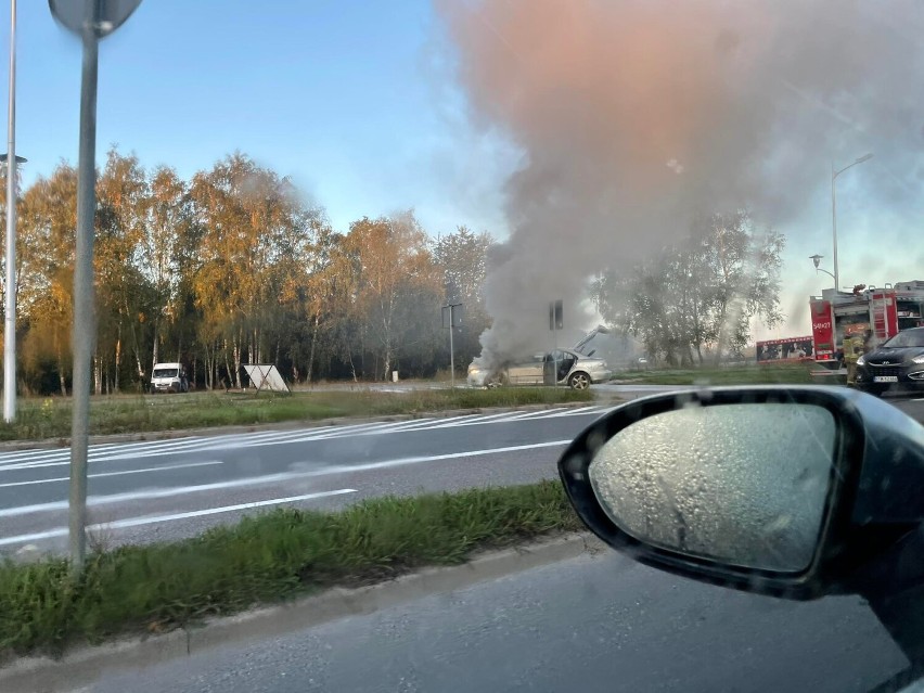 Pożar samochodu na ul. Orzeszkowej przy zjeździe na S8 w Tomaszowie [ZDJĘCIA]