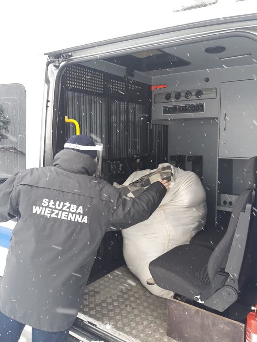 Areszt Śledczy w Suwałkach przekazał koce i miski do schronisk dla bezpańskich psów [Zdjęcia] 