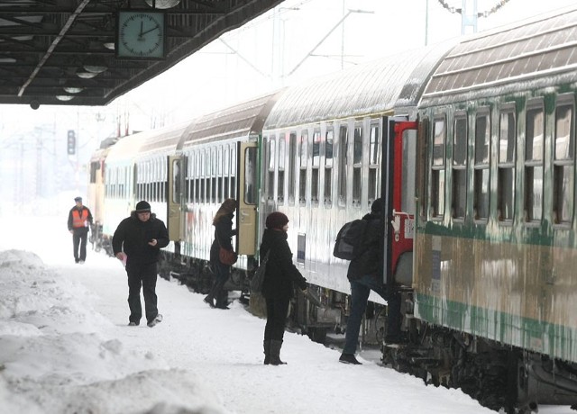 O nowe godziny odjazdów pociągów do Warszawy pytali podróżni w dodatkowym punkcie informacyjnym spółki PKP InterCity.