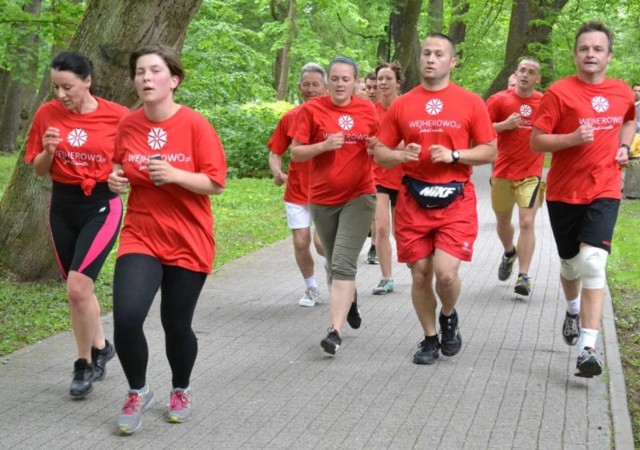 Czerwiec. Około 1300 biegaczy w różnym wieku pobiegło w  w Parku Miejskim w Wejherowie w ramach akcji „Wejherowo Biega 2015”. Po raz trzeci wejherowski park zaroił się tym razem od czerwonych koszulek promocyjnych Urzędu Miejskiego w Wejherowie dzieci, młodzieży i dorosłych.