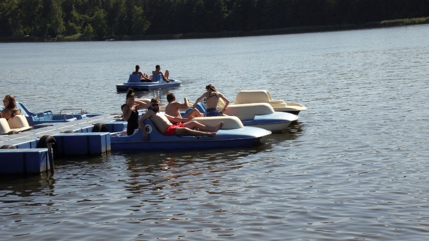 Tłumy na plaży nad jeziorem Pamiątkowskim [ZDJĘCIA]