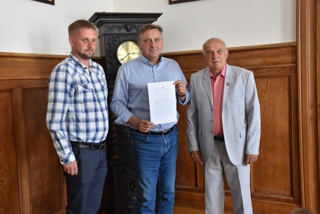 Podczas spotkania pan Walerij zaprezentował list od władz Odessy, w którym padła propozycja współpracy miast. Na zdjęciu: Andrzej Pruski, Ryszard Szybajło, Walerij Osipow.