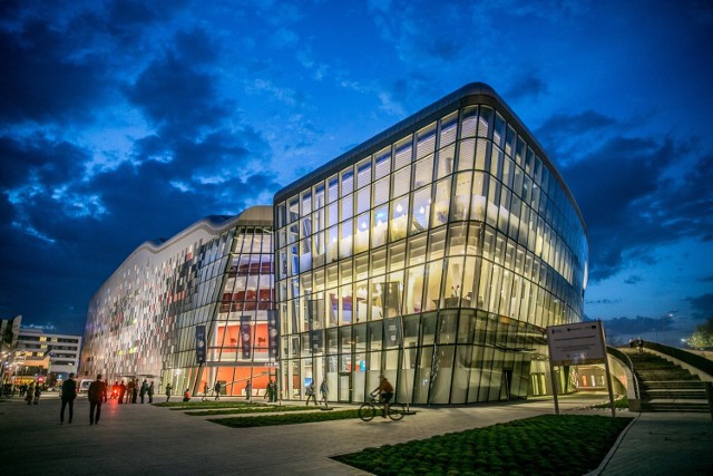Centrum Kongresowe ICE w Krakowie. To jeden z największych tego typu kompleksów w Polsce, w którym odbywają się nie tylko branżowe kongresy, ale i koncerty. Obiekt cieszy się niesłabnącym powodzeniem - centrum ma zapełniony grafik na kilka miesięcy do przodu.