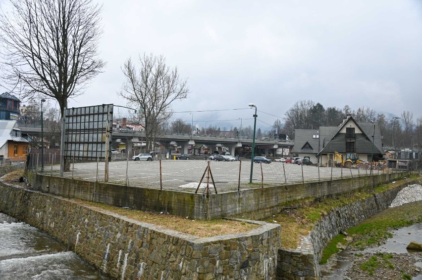 Na tym placu inwestor chce zbudować wielopoziomowy parking...