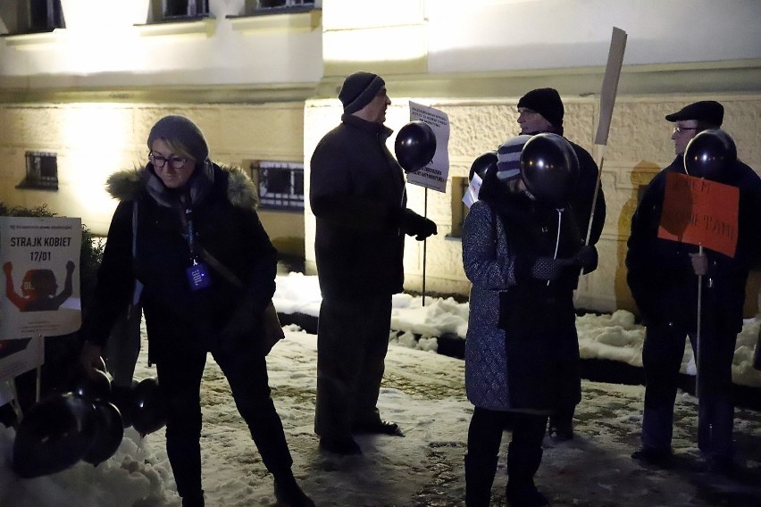 "Chcemy edukacji nie indoktrynacji". Czarny protest w Złotowie