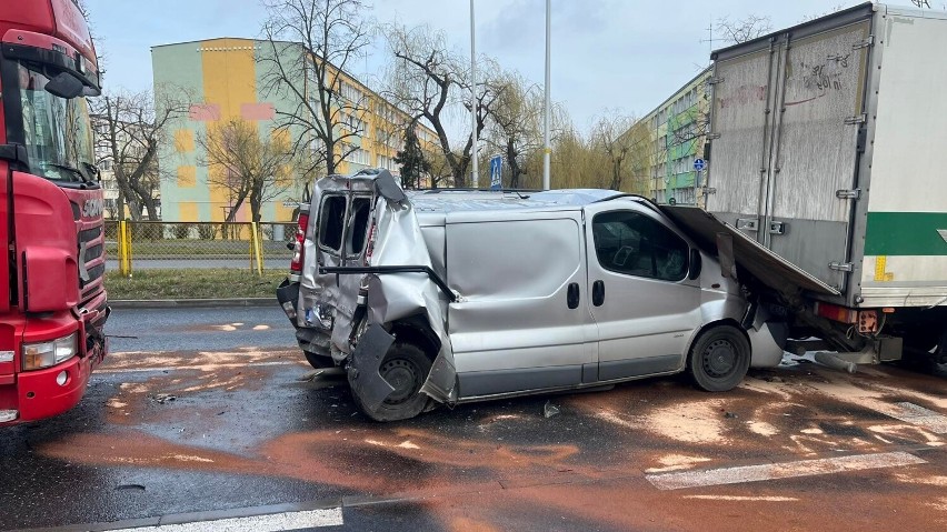 Zderzenie trzech pojazdów na alei Wojska Polskiego w Kaliszu