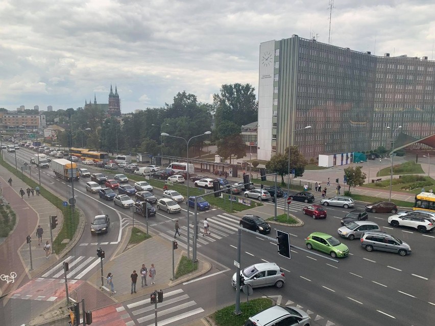 Wypadek na rondzie w centrum Kielc. Jeden samochód przewrócił się na bok po zderzeniu [WIDEO]