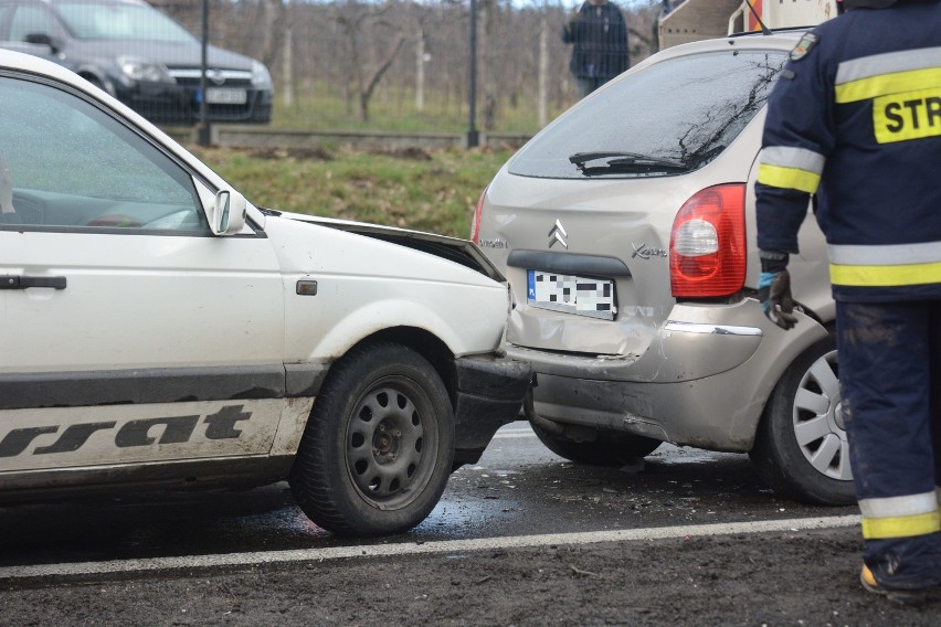 Zderzenie dwóch samochodów w Świerkocinie. Jedna osoba trafiła do szpitala [zdjęcia]